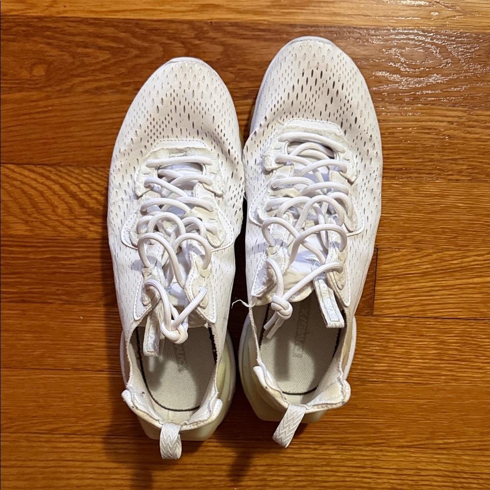 Nike Women’s All-White Lightweight Athletic Sneakers